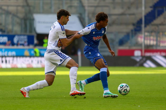 10.10.2026, GER, Fussball, Herren, 3. Liga, Saison 2026 2027, MSV Duisburg - TSG Hoffenheim II Tobias Fleckstein (MSV) und Jykese Fields (TSG II) im Kampf um den Ball Copyright: xSvenxHanischx