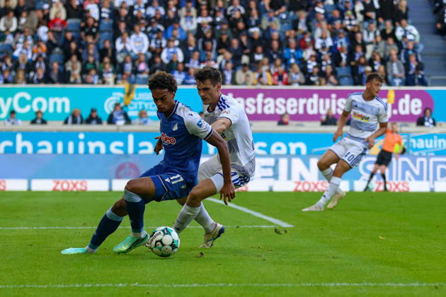 10.10.2026, GER, Fussball, Herren, 3. Liga, Saison 2026 2027, MSV Duisburg - TSG Hoffenheim II Jykese Fields (TSG II) und Martin Ens (MSV) im Kampf um den Ball Copyright: xSvenxHanischx