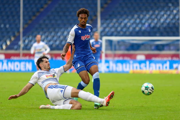 10.10.2026, GER, Fussball, Herren, 3. Liga, Saison 2026 2027, MSV Duisburg - TSG Hoffenheim II Tobias Fleckstein (MSV) und Jykese Fields (TSG II) im Kampf um den Ball Copyright: xSvenxHanischx