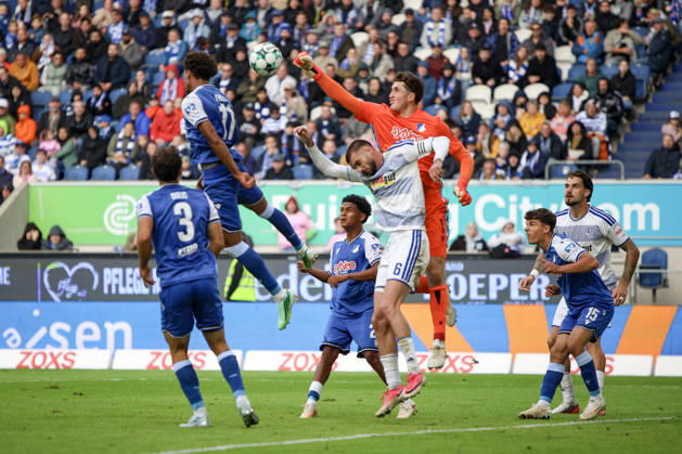 10.10.2026, GER, Fussball, Herren, 3. Liga, Saison 2026 2027, MSV Duisburg - TSG Hoffenheim II Lukas Blöndal Petersson (TSG II) und Rasim Bulic (Duisburg) im Kampf um den Ball Duisburg schauinsland-reisen-Arena Nordrhein-Westfalen Deutschland Copyright: xAdrianxSchlüterx