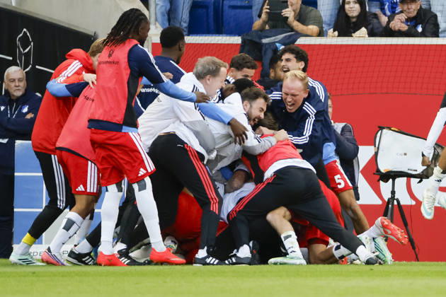 Torjubel Hamburger SV beim 2:3 durch Miro Muheim (Hamburger SV, 28), Freude, Begeisterung, positive Emotionen, Torerfolg , Deutschland, Fussball, 1. Bundesliga, 5.Spieltag, 2026 2027, TSG Hoffenheim vs. Hamburger SV, 10.10.2026, Sinsheim SNP Arena Deutschland Copyright: xGrantxHubbsx