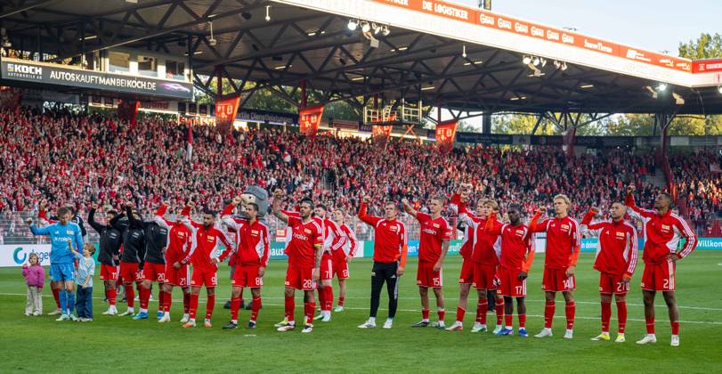 Fußball, Herren, Saison 2026 2027, 1. Bundesliga (5. Spieltag), 1. FC Union Berlin - SV 07 Elversberg, Union bei den Fans, Jubel nach dem Abpfiff, 10.10.2026, Copyright: xMatthiasxKochx