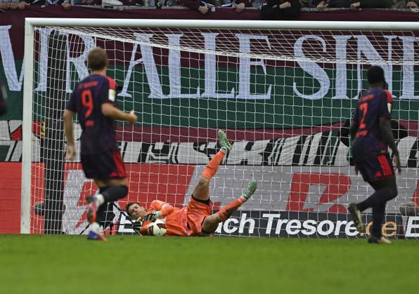 10.10.2026, Fussball Bundesliga 2026 2027, 5.Spieltag, FC Augsburg - FC Bayern München, in der WWK-Arena Augsburg, Torwart Manuel Neuer (FC Bayern München) fängt den Ball.
