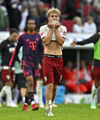 10.10.2026, Fussball Bundesliga 2026 2027, 5.Spieltag, FC Augsburg - FC Bayern München, in der WWK-Arena Augsburg, Hennes Behrens (FC Augsburg) ärgert sich.