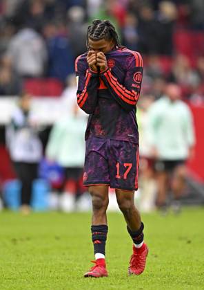 10.10.2026, Fussball Bundesliga 2026 2027, 5.Spieltag, FC Augsburg - FC Bayern München, in der WWK-Arena Augsburg, Michael Olise (FC Bayern München) ist nach dem Spiel enttäuscht..