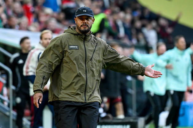 10.10.2026, xemx, Fussball 1.Bundesliga, FC Augsburg - Bayern München v.l. Cheftrainer Vincent Kompany (FC Bayern Muenchen) gibt Anweisungen, gestikuliert mit den Armen, gesticulate, gives instructions (DFL DFB REGULATIONS PROHIBIT ANY USE OF PHOTOGRAPHS as IMAGE SEQUENCES and or QUASI-VIDEO) Augsburg