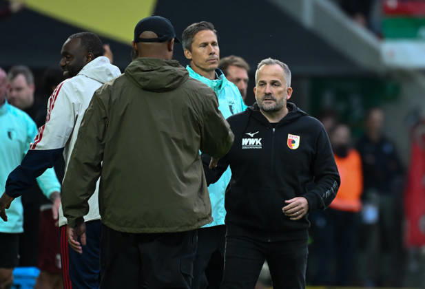 10.10.2026, xemx, Fussball 1.Bundesliga, FC Augsburg - Bayern München v.l. Cheftrainer Vincent Kompany (FC Bayern Muenchen), Cheftrainer Manuel Baum (FC Augsburg) (DFL DFB REGULATIONS PROHIBIT ANY USE OF PHOTOGRAPHS as IMAGE SEQUENCES and or QUASI-VIDEO) Augsburg