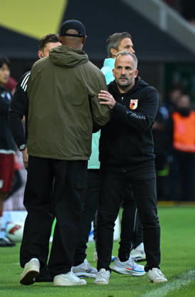 10.10.2026, xemx, Fussball 1.Bundesliga, FC Augsburg - Bayern München v.l. Cheftrainer Vincent Kompany (FC Bayern Muenchen), Cheftrainer Manuel Baum (FC Augsburg) (DFL DFB REGULATIONS PROHIBIT ANY USE OF PHOTOGRAPHS as IMAGE SEQUENCES and or QUASI-VIDEO) Augsburg