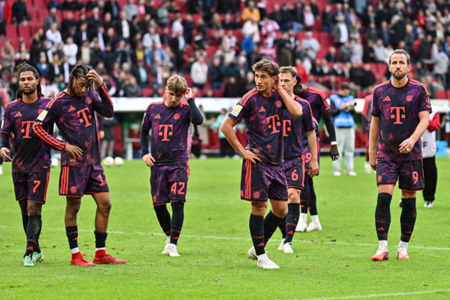 AUGSBURG, GERMANY; 10. OCTOBER: Players from Bayern after the Bundesliga Match between FC Augsburg vs. FC Bayern Munich at Matchday 5 at WWK-Arena DFL REGULATIONS PROHIBIT ANY USE OF PHOTOGRAPHS AS IMAGE SEQUENCES AND OR QUASI-VIDEO Serge GNABRY (FC Bayern Munich 7), Michael OLISE (FC Bayern Munich 17), Lennart KARL (FC Bayern Munich 42), TOM BISCHOF (FC Bayern Munich 20), Joshua KIMMICH (FC Bayern Munich 6), Harry KANE (FC Bayern Munich 9) Copyright: xBEAUTIFULxSPORTS Goldbergx
