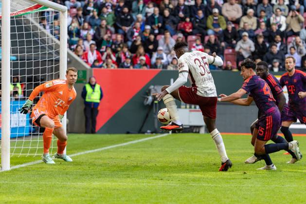 Juma Bah (FC Augsburg) vergibt eine Grosschance, FC Augsburg vs. FC Bayer Muenchen, Fussball-Bundesliga, Fussball, 1. Bundesliga, 5. Spieltag, 10.10..2026 DFL regulations prohibit any use of photographs as image sequences and or quasi-video
