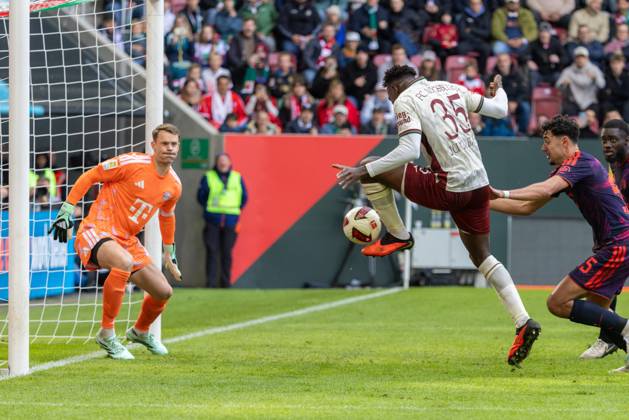 Juma Bah (FC Augsburg) vergibt eine Grosschance, FC Augsburg vs. FC Bayer Muenchen, Fussball-Bundesliga, Fussball, 1. Bundesliga, 5. Spieltag, 10.10..2026 DFL regulations prohibit any use of photographs as image sequences and or quasi-video