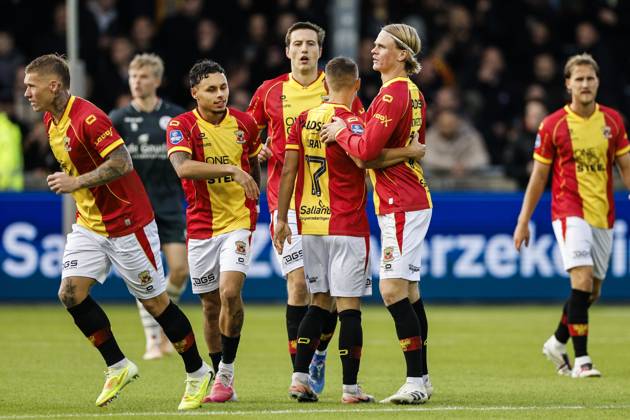 DEVENTER - Mathis Suray of Go Ahead Eagles (m) receives congratulations after scoring the 1-1 equalizer during the Dutch Eredivisie match between Go Ahead Eagles and Sparta Rotterdam at De Adelaarshorst on October 10, 2026 in Deventer, the Netherlands. BART STOUTJESDIJK ANP Eredivisie 2026 27 xVIxANPxSportx xxANPxIVx 572032537 originalFilename: 572032537.jpg