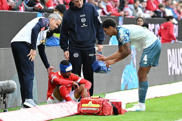 10.10.2026, xsltx, Fussball 1.Bundesliga, FSV Mainz 05 - Bayer 04 Leverkusen v.l.Philipp Mwene (FSV Mainz 05) verletzt, Verletzung, Schmerz, Schmerzen Jarell Quansah (Bayer 04 Leverkusen) (DFL DFB REGULATIONS PROHIBIT ANY USE OF PHOTOGRAPHS as IMAGE SEQUENCES and or QUASI-VIDEO) Mainz