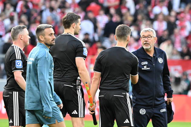10.10.2026, xsltx, Fussball 1.Bundesliga, FSV Mainz 05 - Bayer 04 Leverkusen v.l. Trainer Urs Fischer (FSV Mainz 05) (DFL DFB REGULATIONS PROHIBIT ANY USE OF PHOTOGRAPHS as IMAGE SEQUENCES and or QUASI-VIDEO) Mainz