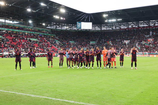 Die Spieler des FC Bayern Muenchen bei den Fans nach dem Spiel, GER, FC Augsburg vs. FC Bayern Muenchen, Fussball, Bundesliga, 5. Spieltag, Saison 2026 2027, 10.10.2026, DFL DFB REGULATIONS PROHIBIT ANY USE OF PHOTOGRAPHS as IMAGE SEQUENCES and or QUASI-VIDEO, GER, FC Augsburg vs. FC Bayern Muenchen, Fussball, Bundesliga, 5. Spieltag, Saison 2026 2027, 10.10.2026 Augsburg Copyright: xEibner-Pressefoto JennixMaulx EP_JML