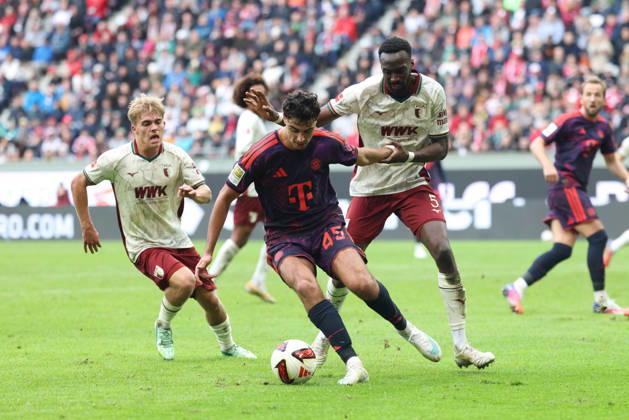 Aleksandar Pavlovic (FC Bayern Muenchen, 45) mit Chrislain Matsima (FC Augsburg, 05), GER, FC Augsburg vs. FC Bayern Muenchen, Fussball, Bundesliga, 5. Spieltag, Saison 2026 2027, 10.10.2026, DFL DFB REGULATIONS PROHIBIT ANY USE OF PHOTOGRAPHS as IMAGE SEQUENCES and or QUASI-VIDEO, GER, FC Augsburg vs. FC Bayern Muenchen, Fussball, Bundesliga, 5. Spieltag, Saison 2026 2027, 10.10.2026 Augsburg Copyright: xEibner-Pressefoto JennixMaulx EP_JML