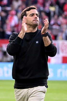 10.10.2026, xsltx, Fussball 1.Bundesliga, FSV Mainz 05 - Bayer 04 Leverkusen v.l. Jubel, Freude über den Sieg Trainer Coach Carles Martinez (Bayer 04 Leverkusen) (DFL DFB REGULATIONS PROHIBIT ANY USE OF PHOTOGRAPHS as IMAGE SEQUENCES and or QUASI-VIDEO) Mainz