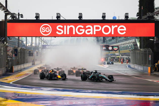 F1 - SINGAPORE GRAND PRIX 2026 03 VERSTAPPEN Max (nld), Red Bull Racing RB22, action, 63 RUSSELL George (gbr), Mercedes AMG F1 Team W17, action during the 2026 Formula 1 Singapore Grand Prix, 17th round of the 2026 Formula One World Championship, WM, Weltmeisterschaft from October 9 to 11, 2026 on the Marina Bay Street Circuit, in Singapore, Singapore - SingaporeSingapore Copyright: xAndrà xFerreirax