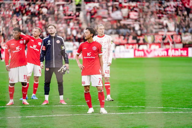 Deutschland: Fussball Saison 2026 2027 , 1. Bundesliga , 5. Spieltag , 1. FSV Mainz 05 vs. Bayer 04 Leverkusen - MEWA-Arena (Mainz) : Jae-Sung Lee (1. FSV Mainz 05, 7) nach dem Spiel bei den Fans, Mimik, Gesichtsausdruck, Emotion Mainz MEWA-Arena Deutschland Germany Copyright: xBennetxLongx