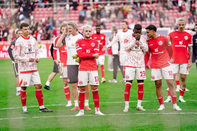Deutschland: Fussball Saison 2026 2027 , 1. Bundesliga , 5. Spieltag , 1. FSV Mainz 05 vs. Bayer 04 Leverkusen - MEWA-Arena (Mainz) : Benedict Hollerbach (1. FSV Mainz 05, 17) und Mainzer Spieler nach dem Spiel bei den Fans Mainz MEWA-Arena Deutschland Germany Copyright: xBennetxLongx