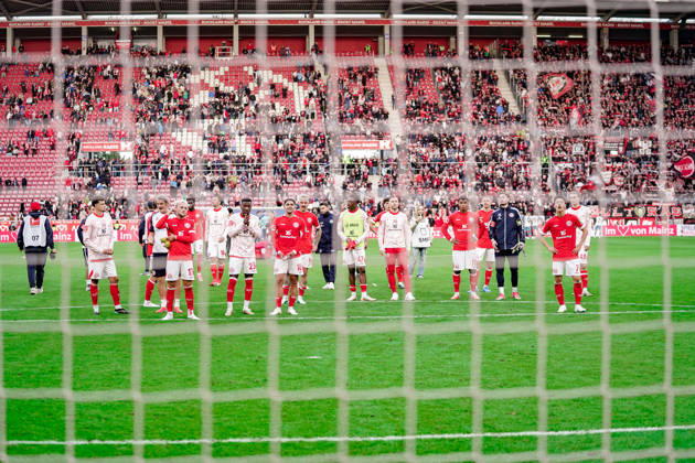 Deutschland: Fussball Saison 2026 2027 , 1. Bundesliga , 5. Spieltag , 1. FSV Mainz 05 vs. Bayer 04 Leverkusen - MEWA-Arena (Mainz) : Mainzer Mannschaft nach dem Spiel bei den Fans Mainz MEWA-Arena Deutschland Germany Copyright: xBennetxLongx