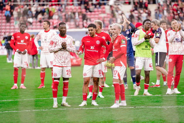 Deutschland: Fussball Saison 2026 2027 , 1. Bundesliga , 5. Spieltag , 1. FSV Mainz 05 vs. Bayer 04 Leverkusen - MEWA-Arena (Mainz) : Sheraldo Becker (1. FSV Mainz 05, 23) und Nadiem Amiri (1. FSV Mainz 05, 10) und Benedict Hollerbach (1. FSV Mainz 05, 17) nach dem Spiel bei den Fans, Mimik, Gesichtsausdruck, Emotion Mainz MEWA-Arena Deutschland Germany Copyright: xBennetxLongx