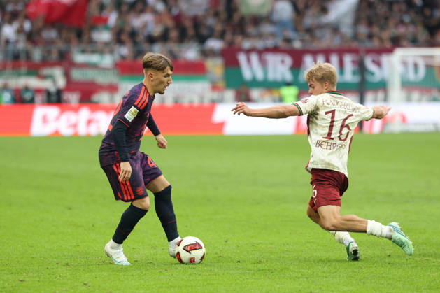 Lennart Karl (FC Bayern Muenchen, 42) mit Hennes Behrens (FC Augsburg, 16), GER, FC Augsburg vs. FC Bayern Muenchen, Fussball, Bundesliga, 5. Spieltag, Saison 2026 2027, 10.10.2026, DFL DFB REGULATIONS PROHIBIT ANY USE OF PHOTOGRAPHS as IMAGE SEQUENCES and or QUASI-VIDEO, GER, FC Augsburg vs. FC Bayern Muenchen, Fussball, Bundesliga, 5. Spieltag, Saison 2026 2027, 10.10.2026 Augsburg Copyright: xEibner-Pressefoto JennixMaulx EP_JML