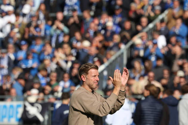 2026.10.10 Fussball 2.Bundesliga SV Darmstadt 98 - Energie Cottbus v.l., head coach Florian Kohfeldt (SV Darmstadt 98) applauds the fans after the Game Copyright: HMBxMedia JoaquimxFerreira
