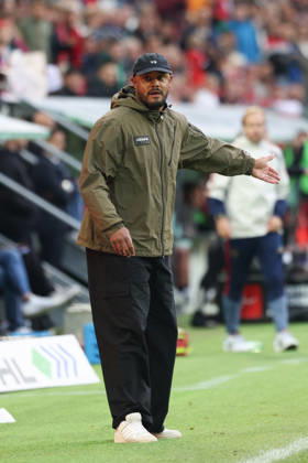 Vincent Kompany (FC Bayern Muenchen, Cheftrainer) gestikuliert, Emotionen, GER, FC Augsburg vs. FC Bayern Muenchen, Fussball, Bundesliga, 5. Spieltag, Saison 2026 2027, 10.10.2026, DFL DFB REGULATIONS PROHIBIT ANY USE OF PHOTOGRAPHS as IMAGE SEQUENCES and or QUASI-VIDEO, GER, FC Augsburg vs. FC Bayern Muenchen, Fussball, Bundesliga, 5. Spieltag, Saison 2026 2027, 10.10.2026 Augsburg Copyright: xEibner-Pressefoto JennixMaulx EP_JML