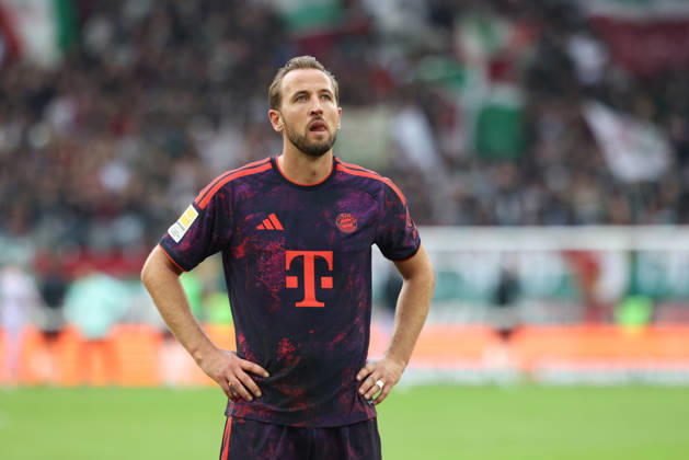 Harry Kane (FC Bayern Muenchen, 09) enttaeuscht bei den Fans nach dem Spiel, GER, FC Augsburg vs. FC Bayern Muenchen, Fussball, Bundesliga, 5. Spieltag, Saison 2026 2027, 10.10.2026, DFL DFB REGULATIONS PROHIBIT ANY USE OF PHOTOGRAPHS as IMAGE SEQUENCES and or QUASI-VIDEO, GER, FC Augsburg vs. FC Bayern Muenchen, Fussball, Bundesliga, 5. Spieltag, Saison 2026 2027, 10.10.2026 Augsburg Copyright: xEibner-Pressefoto JennixMaulx EP_JML