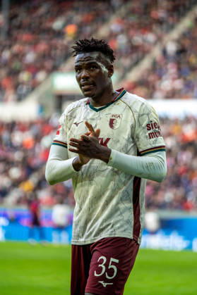 Juma Bah (35 Augsburg) beim Bundesligaspiel FC Augsburg - FC Bayern München am 10.10.2026.
