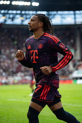 Michael Olise (17 Bayern) in Aktion beim Bundesligaspiel FC Augsburg - FC Bayern München am 10.10.2026.