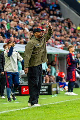 Vincent Kompany (Trainer Bayern) gibt seiner Mannschaft Anweisungen beim Bundesligaspiel FC Augsburg - FC Bayern München am 10.10.2026.