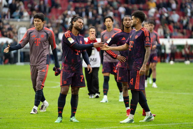 Serge Gnabry (7 Bayern) und Luis Diaz (14 Bayern) nach dem Bundesligaspiel FC Augsburg - FC Bayern München am 10.10.2026.