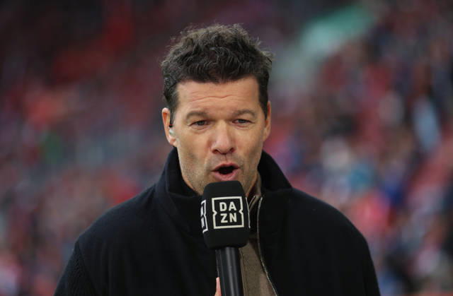 Fussball, Herren, Saison 2026 2027, FC Augsburg - FC Bayern München, Bundesliga, WWK Arena Michael Ballack, TV Experte, DAZN, Kopf, Portrait mit Mikrofon DFL DFB regulations prohibit any use of photographs as image sequences and or quasi-video