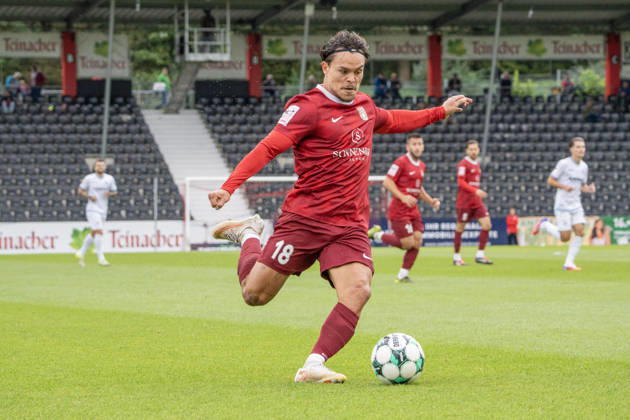 10.10.2026, xerix, Fussball 3.Liga, SG Sonnenhof Grossaspach - SV Waldhof Mannheim v.l. Niklas Pöllex (SG Sonnenhof Großaspach) beim Abschuss Aspach