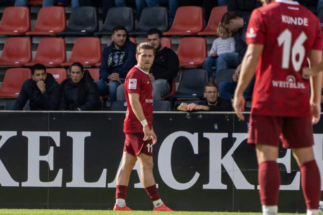 10.10.2026, xerix, Fussball 3.Liga, SG Sonnenhof Grossaspach - SV Waldhof Mannheim v.l. Tim Rossmann (SG Sonnenhof Großaspach) beim Freistoss Aspach