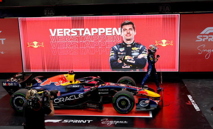 F1 - SINGAPORE GRAND PRIX 2026 VERSTAPPEN Max (nld), Red Bull Racing Ford RB22, portrait, Parc ferme during the 2026 Formula 1 Singapore Grand Prix, 17th round of the 2026 Formula One World Championship, WM, Weltmeisterschaft from October 9 to 11, 2026 on the Marina Bay Street Circuit, in Singapore, Singapore - SingaporeSingapore  Copyright: xDPPIx