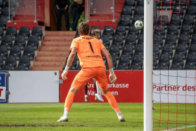 10.10.2026, xerix, Fussball 3.Liga, SG Sonnenhof Grossaspach - SV Waldhof Mannheim v.l. Thijmen Joel Sander Nijhuis (SV Waldhof Mannheim) im Bild Aspach