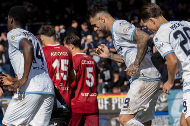 10.10.2026, xerix, Fussball 3.Liga, SG Sonnenhof Grossaspach - SV Waldhof Mannheim v.l. Oluwaseun God Power Osaro Ogbemudia (SV Waldhof Mannheim), Goncalo De Almeida Gregorio (SV Waldhof Mannheim), Diego Michel (SV Waldhof Mannheim) und Antonis Aidonis (SG Sonnenhof Großaspach) sowie Volkan Celiktas (SG Sonnenhof Großaspach) beim Start der zweiten Halbzeit Aspach