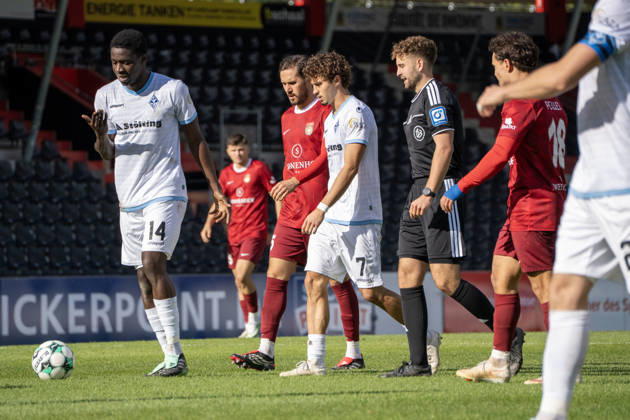 10.10.2026, xerix, Fussball 3.Liga, SG Sonnenhof Grossaspach - SV Waldhof Mannheim v.l. Spielszene mit Oluwaseun God Power Osaro Ogbemudia (SV Waldhof Mannheim), Lovis Frederik Bierschenk (SV Waldhof Mannheim), Niklas Pöllex (SG Sonnenhof Großaspach), Volkan Celiktas (SG Sonnenhof Großaspach), Aspach