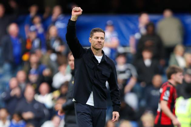Xabi Alonso, Head Coach of Chelsea, acknowledges the fans after the match Chelsea v AFC Bournemouth, Premier League, Football, Stamford Bridge, London, UK, 10 10 2026, England - 10 Oct 2026London Stamford Bridge England United Kingdom EDITORIAL USE ONLY No use with unauthorised audio, video, data, fixture lists, club league logos or live services. Online in-match use limited to 120 images, no video emulation. No use in betting, games or single club league player publications.  Copyright: xHanc WiredxPhotos Shutterstockx 17207404at