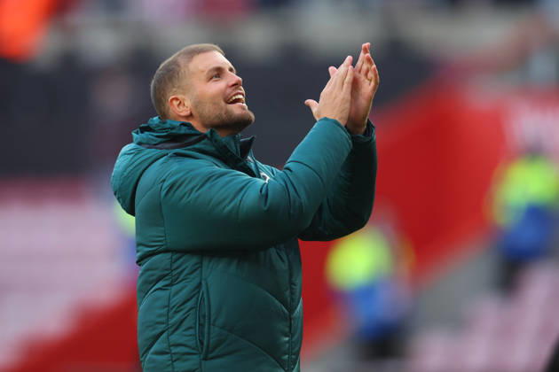Sunderland v Brighton and Hove Albion - Premier League 2026 27 Fabian Hurzeler, Manager of Brighton and Hove Albion applauds the fans after winning the Premier League 2026 27 match between Sunderland and Brighton & Hove Albion at Stadium of Light on October 10, 2026 in Sunderland, England. WARNING! This Photograph May Only Be Used For Newspaper And Or Magazine Editorial Purposes. May Not Be Used For Publications Involving 1 player, 1 Club Or 1 Competition Without Written Authorisation From Football DataCo Ltd. For Any Queries, Please Contact Football DataCo Ltd on +44 (0) 207 864 9121 Sunderland Stadium of Light England United Kingdom Copyright: xAllstarxPicturexLibraryxLtdx
