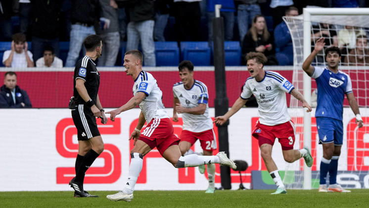 v.li.: Torschütze Miro Muheim (HSV, 28), Nicolas Capaldo (HSV, 24), David Möller Wolfe (HSV, 3), Spieler vom Hamburger SV (HSV), jubeln über das Tor zum 2:3, Jubel, Torjubel, Torerfolg, celebrate the goal, goal, celebration, jubelt ueber das Tor, Freuen, Freude, freut sich, optimistisch, positiv, Spielszene, Highlight, Action, Aktion, 10.10.2026, Sinsheim (Deutschland), Fussball, Bundesliga, TSG 1899 Hoffenheim - Hamburger SV, DFB DFL REGULATIONS PROHIBIT ANY USE OF PHOTOGRAPHS AS IMAGE SEQUENCES AND OR QUASI-VIDEO.