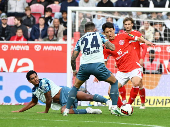 Fussball-Bundesliga - Saison 2026 2027 Mewa-Arena Mainz - 10.10.2026 1. FSV Mainz 05 (mz) - Bayer Leverkusen (lev) 3:4 ALEIX GARCIA (Bayer Leverkusen), li - Jae-Sung LEE(1. FSV Mainz 05) DFL REGULATIONS PROHIBIT ANY USE OF PHOTOGRAPHS AS IMAGE SEQUENCES AND OR QUASI VIDEO EDITORIAL USE ONLY NATIONAL AND INTERNATIONAL NEWS AGENCIES OUT Fussball-Bundesliga - 1. FSV Mainz 05