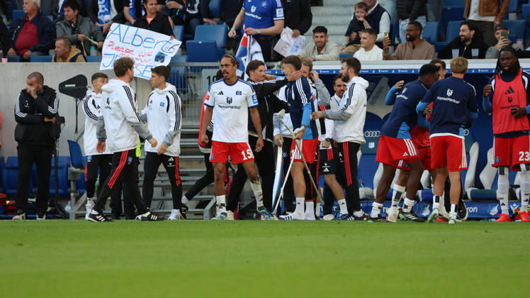 10.10.2026, xrekx, Fussball 1.Bundesliga, TSG 1899 Hoffenheim - Hamburger SV v.l. Merlin Polzin Trainer (Hamburger SV) Mannschaft, Spieler, jubeln nach Spielende, Team, Player, celebrate at the end of the match Nicolai Remberg (Hamburger SV) verletzt, Verletzung, Schmerz, Schmerzen, injured, injury, pain, pains (DFL DFB REGULATIONS PROHIBIT ANY USE OF PHOTOGRAPHS as IMAGE SEQUENCES and or QUASI-VIDEO) Sinsheim