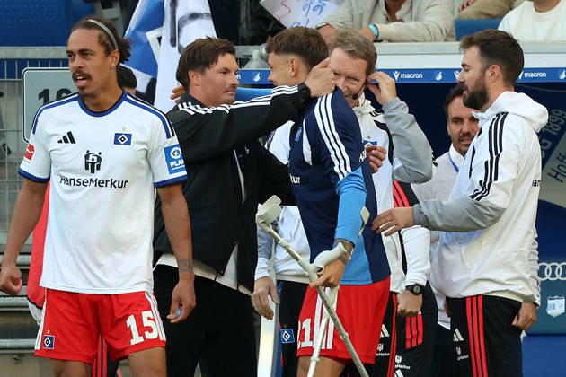 10.10.2026, xrekx, Fussball 1.Bundesliga, TSG 1899 Hoffenheim - Hamburger SV v.l. Merlin Polzin Trainer (Hamburger SV) Mannschaft, Spieler, jubeln nach Spielende, Team, Player, celebrate at the end of the match Nicolai Remberg (Hamburger SV) verletzt, Verletzung, Schmerz, Schmerzen, injured, injury, pain, pains (DFL DFB REGULATIONS PROHIBIT ANY USE OF PHOTOGRAPHS as IMAGE SEQUENCES and or QUASI-VIDEO) Sinsheim