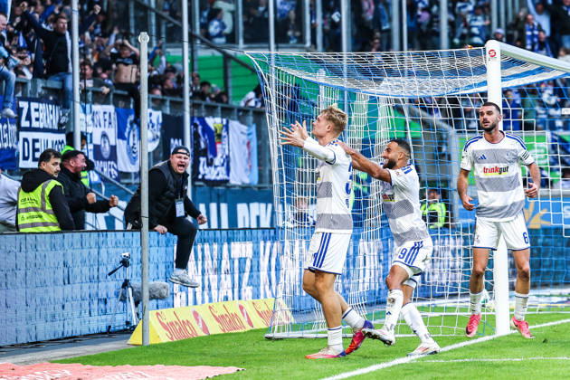 Fussball, 3.Liga Saison 2026 2027 8.Spieltag MSV Duisburg - TSG 1899 Hoffenheim II 10.10.2026, schauinsland-reisen-arena Torjubel MSV Duisburg nach dem Tor zum 2-2 Ausgleich durch Peter Remmert (MSV Duisburg, 39) die Spieler freuen sich Duisburg schauinsland-reisen-arena Nordrhein-Westfalen Deutschland