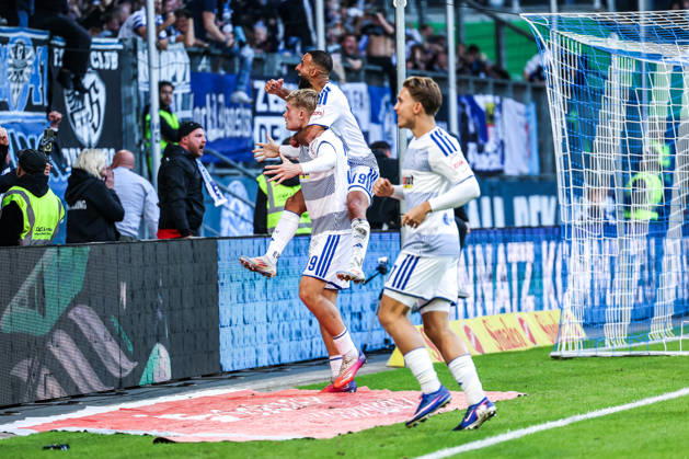 Fussball, 3.Liga Saison 2026 2027 8.Spieltag MSV Duisburg - TSG 1899 Hoffenheim II 10.10.2026, schauinsland-reisen-arena Torjubel MSV Duisburg nach dem Tor zum 2-2 Ausgleich durch Peter Remmert (MSV Duisburg, 39) die Spieler freuen sich Duisburg schauinsland-reisen-arena Nordrhein-Westfalen Deutschland