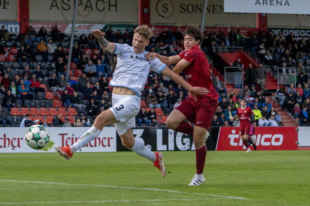 10.10.2026, xerix, Fussball 3.Liga, SG Sonnenhof Grossaspach - SV Waldhof Mannheim v.l. Zweikampf zwischen Moritz Malik Polte (SV Waldhof Mannheim) und Franz-Xaver Noah Bleicher (SG Sonnenhof Großaspach) Aspach